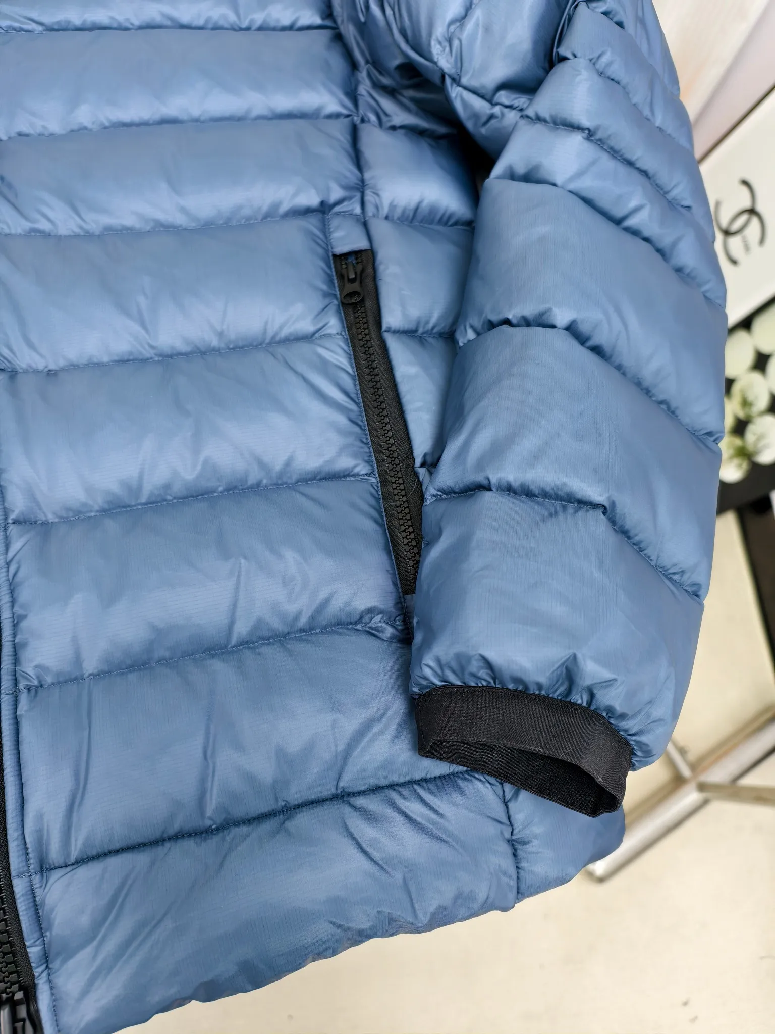 P880 2228M model (high version) Canada goose Crofton down jacket, this is a down jacket suitable for late autumn and early winter: on cold and rainy mornings, it can be used as a layer of warmth inside the rainproof jacket, and can be worn alone in the late autumn and early winter with a little bit of coolness. Filled with white duck down. The Crofton Jacket is a versatile, lightweight and versatile piece that even packs itself in for easy transport. The inner layer has removable elastic straps, making the jacket easy to carry on the shoulder and hands-free. 2 zippered hand pockets with fleece fabric on the knuckle side for softness and warmth. Color: black with black label, black with red label, ocean blue, superoxide blue, silver birch red label, silver birch black label Size: XS-2XL
